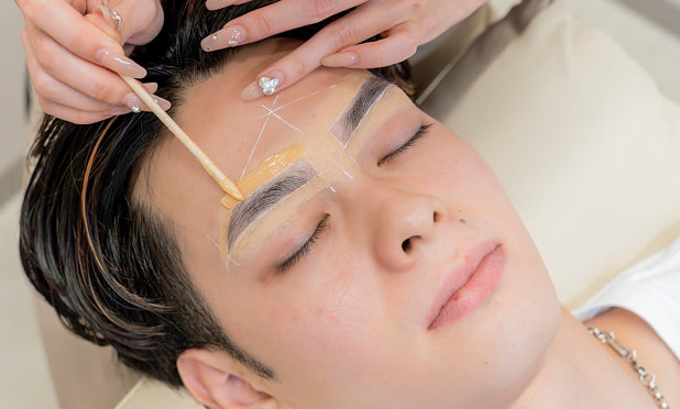 施術の流れ 04 ブラジリアンワックスを塗る