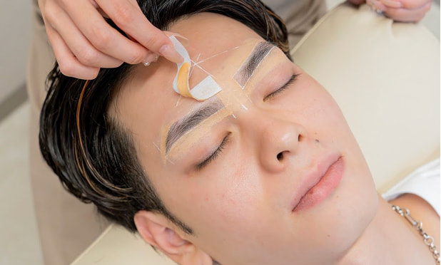 施術の流れ 05 ペーパーで毛を抜く