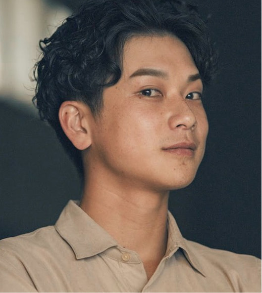 キリッとした雰囲気 少し角度がついたストレート眉